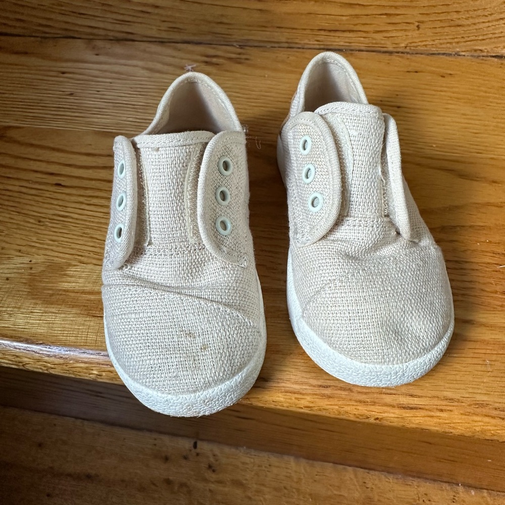 Baby toddler shoes TOMS size 7 velcro beige